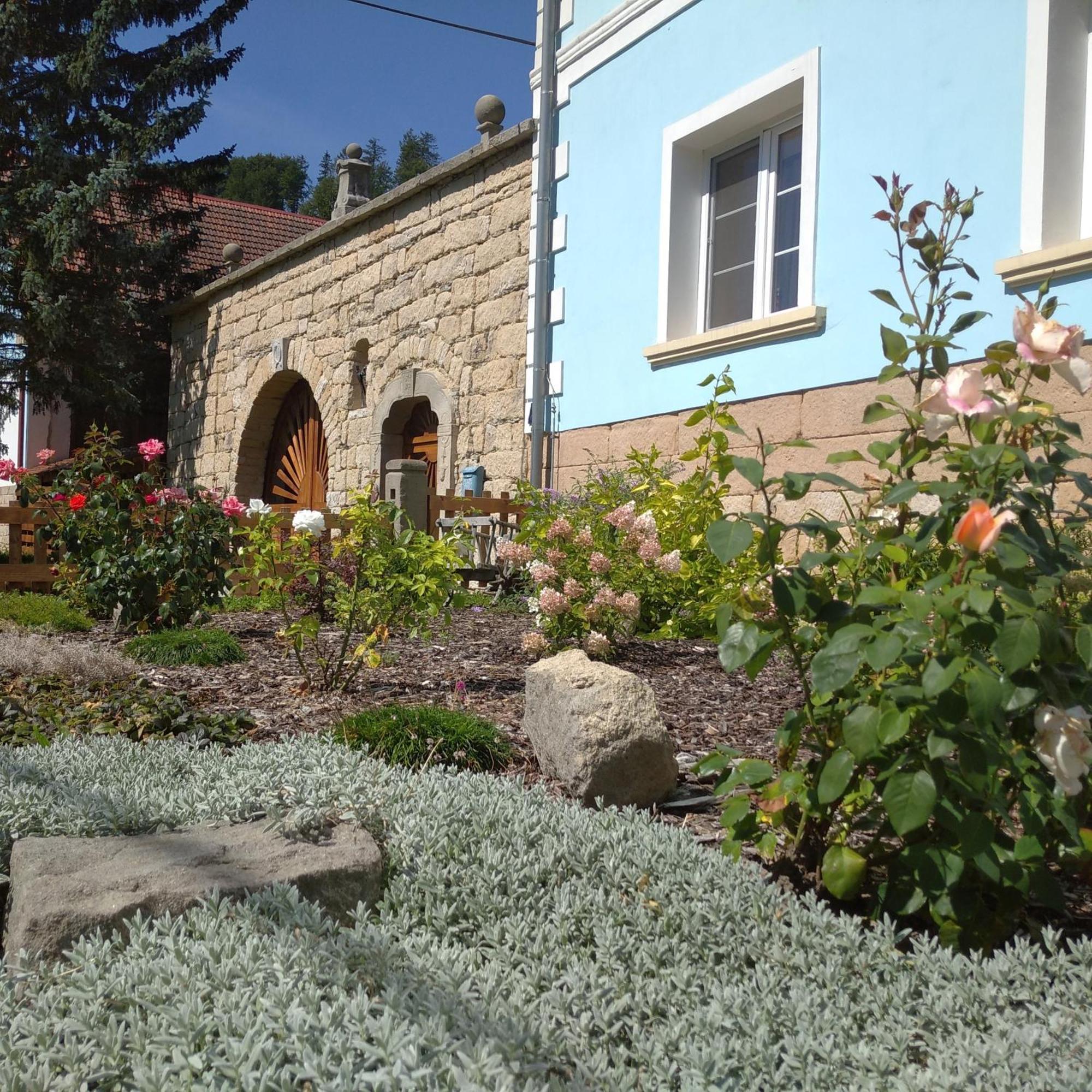 Statek Bily Dvur - Bely Hotel Machov Kültér fotó